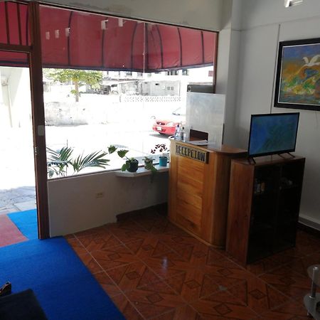 Hostal La Casa De Luis Puerto Baquerizo Moreno Exterior photo